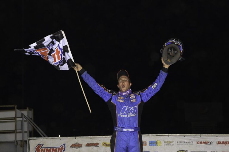 Nick Hoffman continued his DIRTcar Summit Modified Nationals domination with Federated Auto Parts Raceway at I-55 victory!